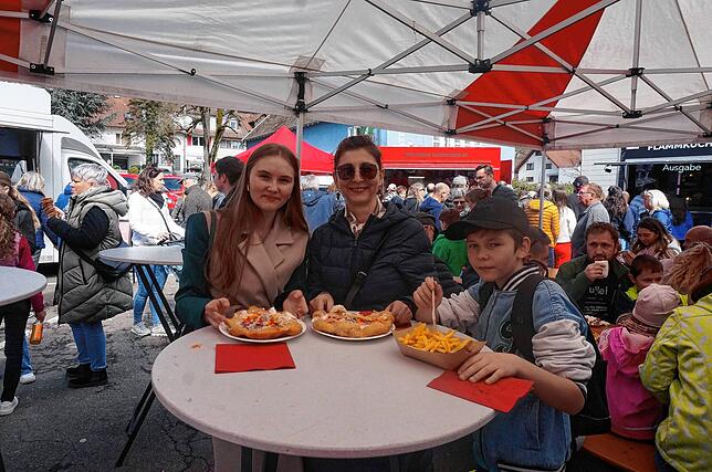 Bei den Foodtrucks auf dem Marktplatz ist die Nachfrage nach den Leckereien groß. Langos und Pommes haben sich diese drei Jestettener ...