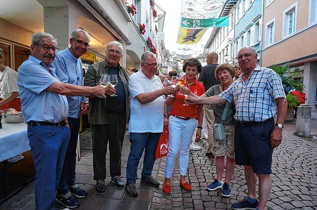 Ein Gläschen Wein trinken und Jazz genießen – das gehört für Organisator Kurt Reckermann (Mitte) zum Jazzfest dazu.