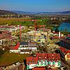 Die Baustelle der neuen Salemer Mitte im April 2020 mit dem Schlosssee im Hintergund. Der Klinkerbau links im Bild ist das neue Salemer ...