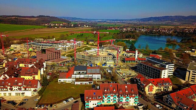 Die Baustelle der neuen Salemer Mitte im April 2020 mit dem Schlosssee im Hintergund. Der Klinkerbau links im Bild ist das neue Salemer ...
