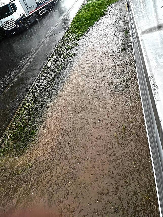 Straßengräben waren aber weiterhin bedrohlich voll, liefen aber laut Kommandant Markus Megerle später wieder gut ab.  Bild: Feuerwehr VS