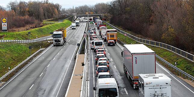 Das war keine Seltenheit: Dieses Archivbild aus dem Jahr 2018 zeigt einen Stau auf der B33.