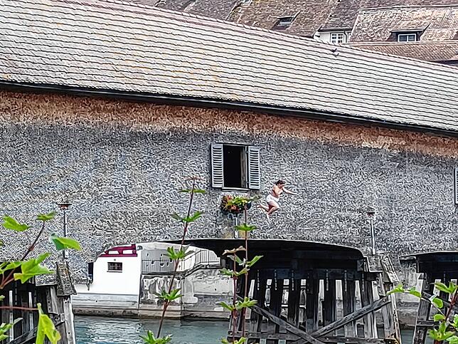 Ein Sprung aus der Rheinbrücke zwischen wird zwar nicht gern gesehen &ndash; verlockt aber immer wieder Badende zur Mutprobe.