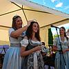 Diana Krause wird von der Bodenseeweinprinzessin Angela Staneke gekrönt. Rechts im Bild die scheidende Weinprinzessin Lea Netzhammer.