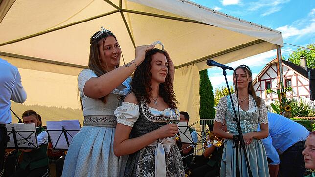 Diana Krause wird von der Bodenseeweinprinzessin Angela Staneke gekrönt. Rechts im Bild die scheidende Weinprinzessin Lea Netzhammer.
