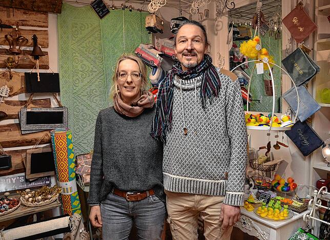Marion und Helmut Schweizer von „des & sell“ wünschen sich, dass der Wochenmarkt auch weiterhin der Marktstraße bleibt.