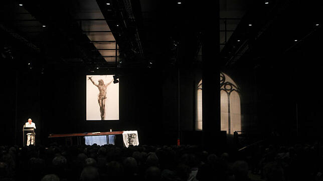 Fotograf Oliver Hanser durfte lediglich die ersten fünf Minuten vom hinteren Bereich des Bodenseeforums Bilder machen. Links vorne Ben ...