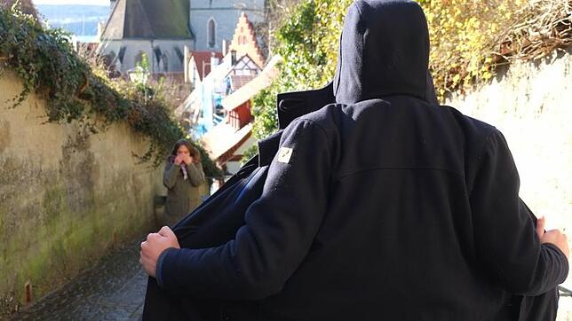 So wie in dieser vom SÜDKURIER gestellten Situation könnte sich eine Tat abspielen. "Exhibitionisten haben das Bedürfnis zu überraschen ...