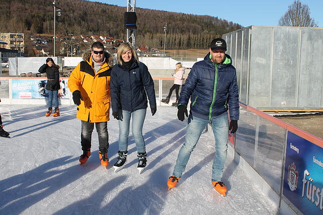 Bild 28: Reger Betrieb auf der Blumberger Eisbahn: Hier sind die schönsten Bilder unseres Fotografen!