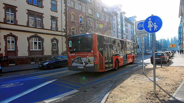 Zankobjekt: Ein Bus der Linie 6 fährt im März 2019 auf der Fahrradstraße (Archiv-Bild).