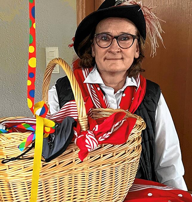 Obermarketenderin Petra Meier-Hänert mit Korb und Filzhut. Bild: Constanze Wyneken