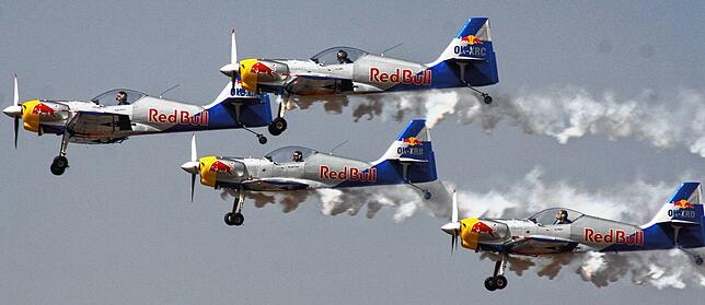 Das Flying Bulls Aerobatic Teams, wie es auch über Gammertingen im Einsatz war, bei einer Flugshow in Indien.