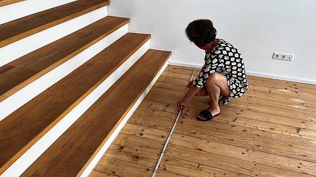 Wo kommt die neue Theke hin? Wo das Regal? Marga Grießhaber grübelt über die Einrichtung des neuen Teeladens.