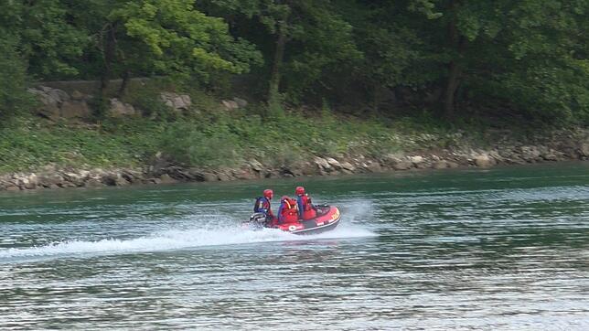 Das Schwimmen im Rhein birgt Gefahren in sich: Das Bild zeigt ein Schlauchboot der DLRG bei einem Großeinsatz im Juli.