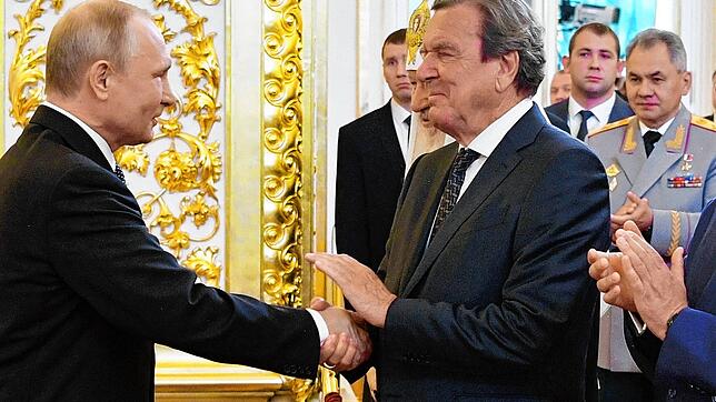 Treue Freunde: Der russische Präsident Wladimir Putin (links) und der ehemaliger deutsche Bundeskanzler Gerhard Schröder begrüßen sich ...