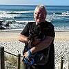 Ein wenig haben sich Rentnerin Birgit Reuner und ihr Dackel Max schon in Portugal eingelebt. Die Suche nach einer bezahlbaren Wohnung ...