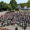 Eindrucksvoll war der Gesamtchor, bei dem die Musiker und Musikerinnen vor dem Feuerwehrgerätehaus unter dem Dirigat von Jürgen Penl ...