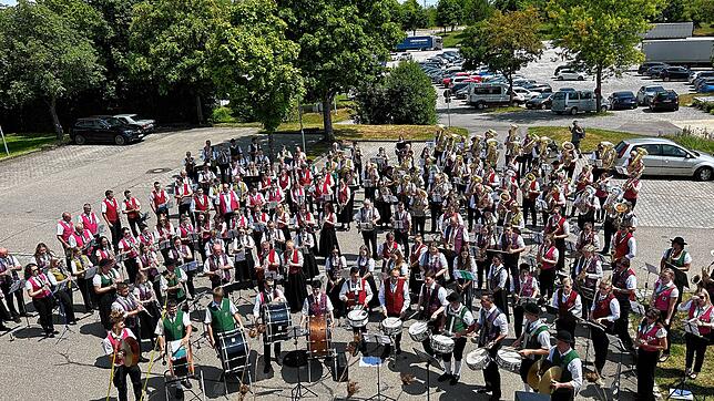 Eindrucksvoll war der Gesamtchor, bei dem die Musiker und Musikerinnen vor dem Feuerwehrgerätehaus unter dem Dirigat von Jürgen Penl ...