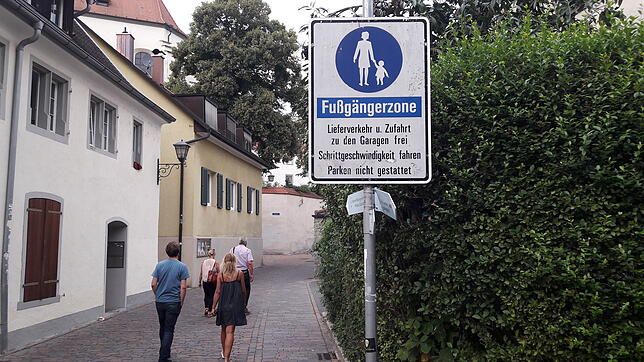 Stopp, Fußgängerzone. In die Spitalgasse dürfen Sie mit dem Fahrrad nicht abbiegen, es sei denn, Sie schieben.