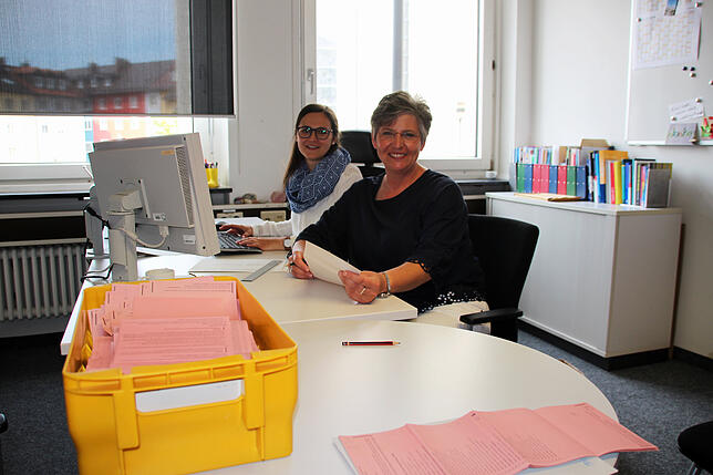 Petra Schmidberger (links) und Yvonne Wegis zählen im Häfler Rathaus die Briefwahl-Stimmen aus.