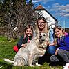 Das Spielen mit Familienhund Bonny ist in Quarantänezeiten eine willkommene Abwechslung (von links): Julia, Jennifer und Nina Weber.