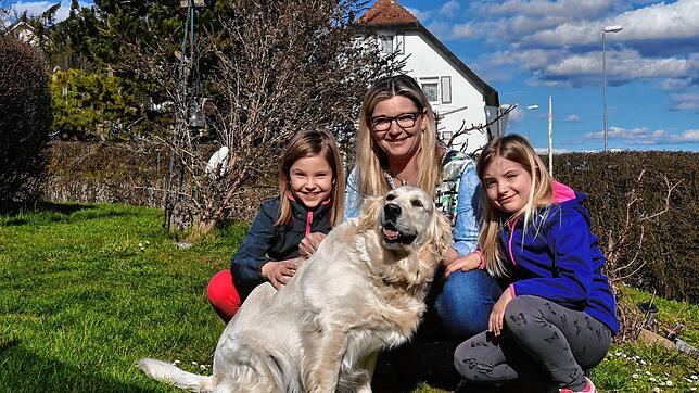 Das Spielen mit Familienhund Bonny ist in Quarantänezeiten eine willkommene Abwechslung (von links): Julia, Jennifer und Nina Weber.