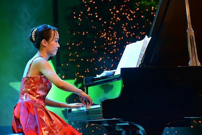Pianistin Tamako Murakami spielt Melodien unter anderem aus den Star Wars- Filmen auf dem Flügel.