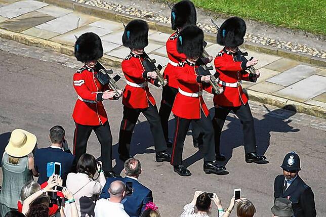 Königliche Wachen marschieren vor Schloss Windsor vor Beginn der Hochzeitsfeierlichkeiten.