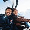 Der Wahlwieser Michael Dammert (links) und Benedikt Bockstaller aus Freiburg auf dem Sessellift am Kitzsteinhorn.