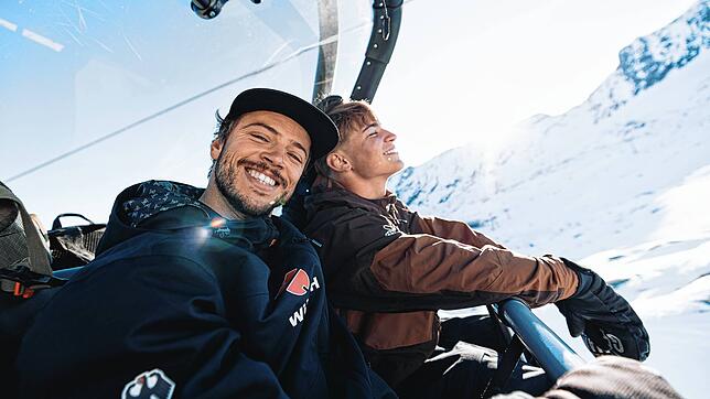 Der Wahlwieser Michael Dammert (links) und Benedikt Bockstaller aus Freiburg auf dem Sessellift am Kitzsteinhorn.