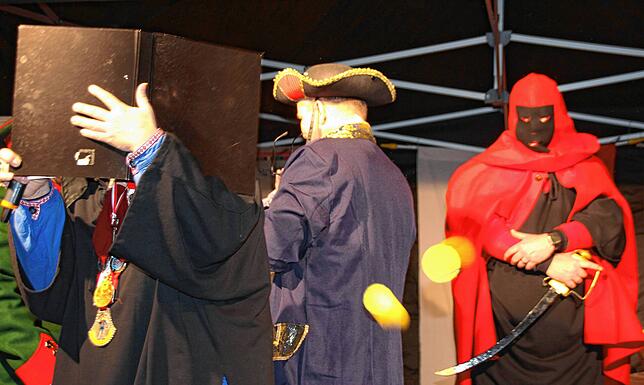 Was für eine Provokation: Auf Kommando des Beschuldigten werfen seine Getreuen Dutzende Tennisbälle und die Vertreter der gerechten ...