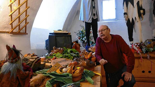 Günter Hany muss rund 100 der rund 420 Holzmasken aus einem Flur, der zum Schlossgewölbe mit Ausstellungsräumen führt, auf unbestimmte ...