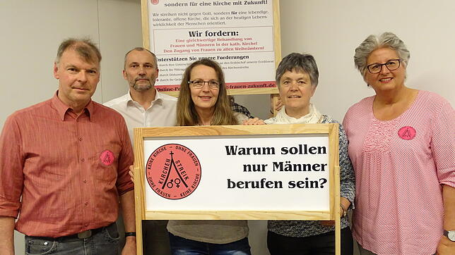 Sie fordern die Gleichberechtigung von Mann und Frau in der Kirche (v. l.): Bernhard Scherer, Pfarrgemeinderatsvorsitzender, Klaus ...