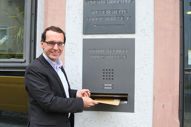 Martin Numberger wirft fristgerecht seine Bewerbungsunterlagen für die Wahl des Geisinger Bürgermeisters am 30. Juni in den ...