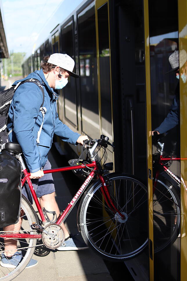 Mit Maske und Fahrrad auf dem Weg von Radolfzell nach Überlingen.