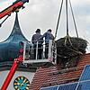 Das Nest auf dem Dach des BUND-Naturschutzzentrums in Möggingen hängt am Haken. Von einer Hebebühne aus lenken die Zimmerleute Thomas ...