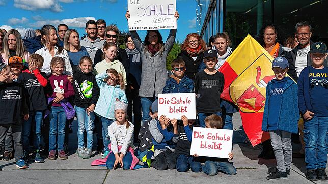 Weilersbach tritt beim Tagungslokal des Gemeinderats an &ndash; ganz oben die Parole: Die Schule bleibt.