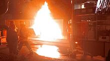 Lichterloh im Flammen stehen Papiercontainer in Immendingen.