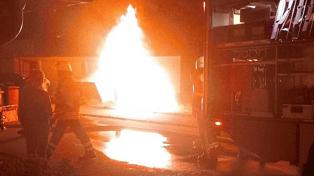 Lichterloh im Flammen stehen Papiercontainer in Immendingen.