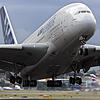 Eine Demonstration seiner Größe zeigte der Doppelstock-Airbus A380 auch in Sidney 2007 (hier beim Start). Damals war man noch ...