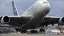 Eine Demonstration seiner Größe zeigte der Doppelstock-Airbus A380 auch in Sidney 2007 (hier beim Start). Damals war man noch ...