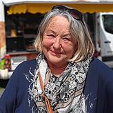Hedy Speth aus Ailingen nimmt ihre Stoffmaske für das Foto ab und meint: „Ich finde die Absage völlig okay, das dient einfach der ...