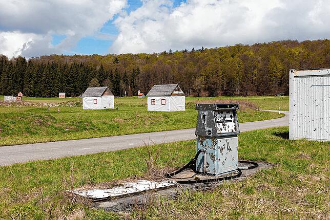 Nach den Einschusslöchern zu urteilen, dürfte diese Tanksäule auf dem Heuberg kaum noch Sprit geben. Auch die Garage rechts hat schon ...