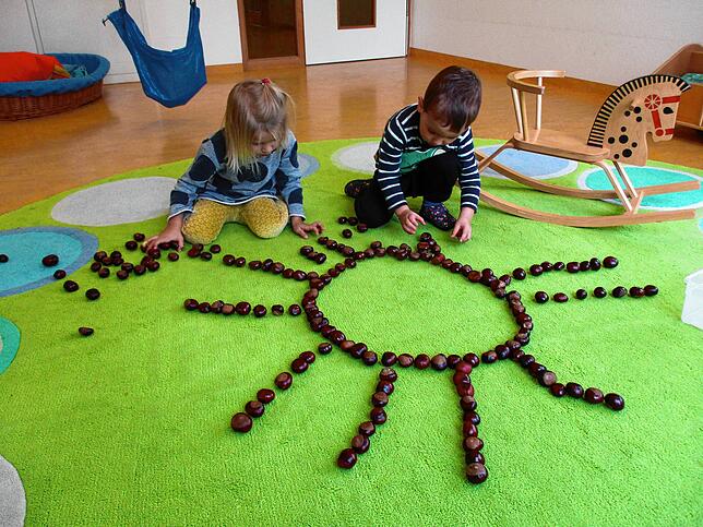 Vertieft im Spiel: Zwei Kinder im Tettnanger Kindergarten Martin-Luther (Archivfoto).