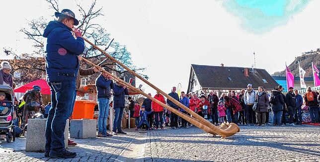 Mehrere Musiker waren am Sonntag auf dem Rathausplatz zu hören, die Alphornbläser zogen besonders viele Zuschauer und Zuhörer an.