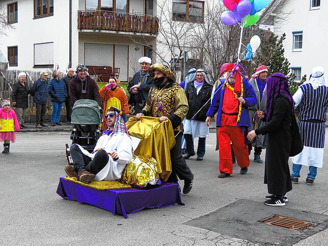 Der Sultan auf dem Thron: Die Guggenmusik Kirchen-Hausen beim Umzug mit ihrem Motto.