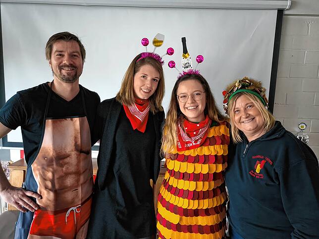 Sie organisierten den Frühschoppen: Wirt Marc Scholter, die Moderatorinnen Loretta Karrer und Lioba Drosdek sowie Hanselemodder Sandra Hain.