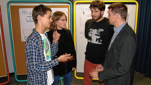 Als Vorsitzende des neuen Jugendbeirats haben Jugendliche (von links) Luca Barreca, Maja Werner und Dennis Barth gewählt. Sie sind nun ...