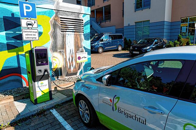 Unser Testfahrzeug, ein vollelektrischer Renault Zoe auf seinem Parkplatz an der Ladestation beim Brigachtaler Rathaus.