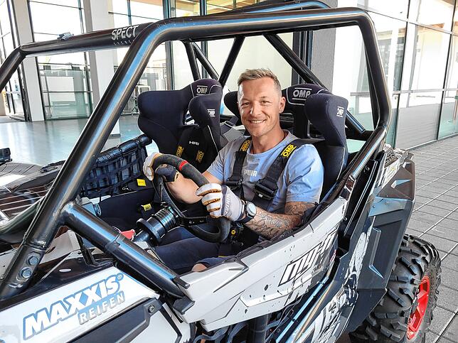 Freestyle-Motocross-Fahrer Gerhard Mayr aus Österreich in seinem Stunt-Buggy, mit dem er bereits in Dubai unterwegs war.